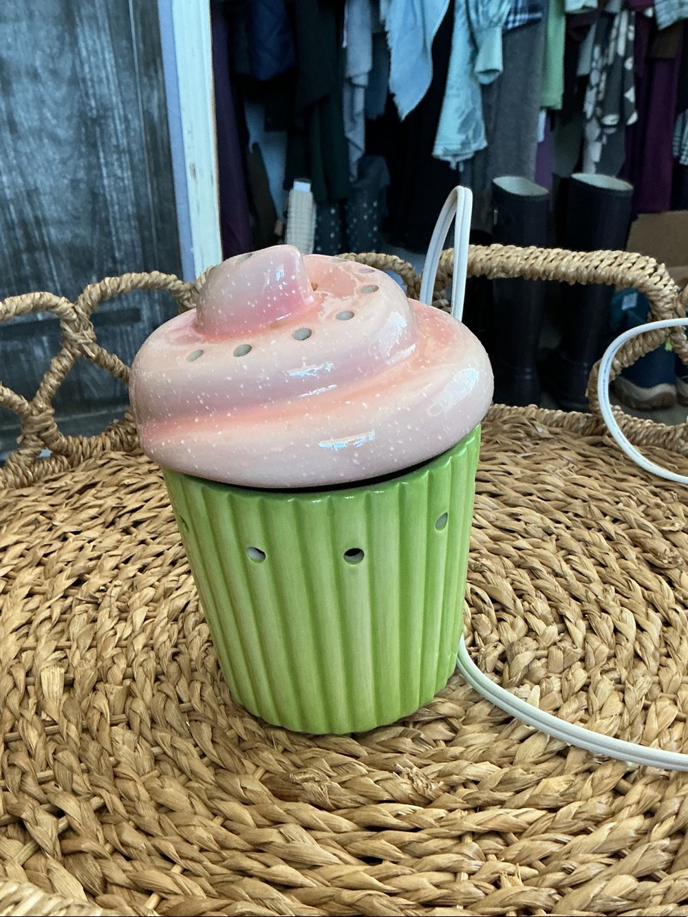 Scentsy Ceramic Cupcake Wax Warmer - Pink Frosting & Green Base